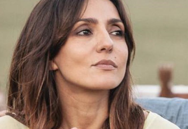 Ambra Angiolini al mare in costume trasparente