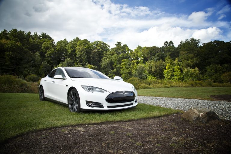 Acquista per sbaglio 27 Tesla: arriva il conto da 1,4 milioni di euro