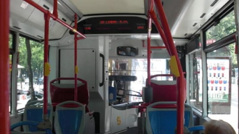 Autobus preso a sassate Casalnuovo