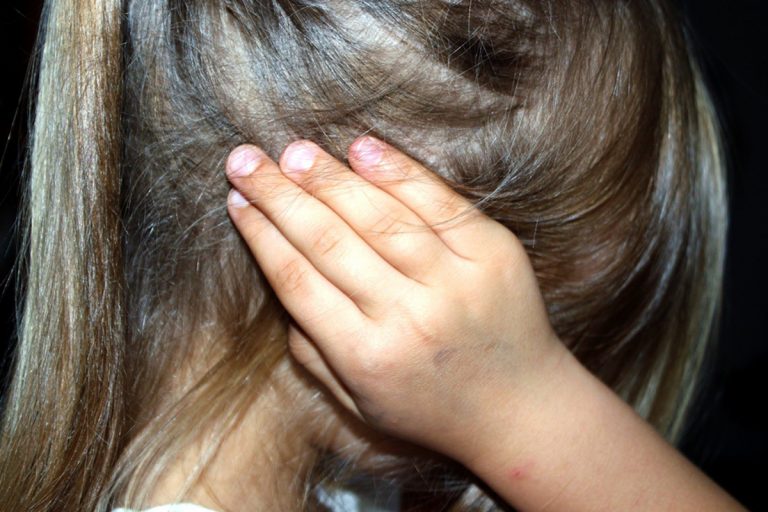 bambina violentata nonno compagno zia