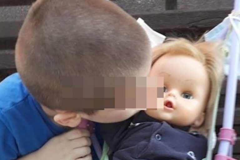 bambino gioca con le bambole