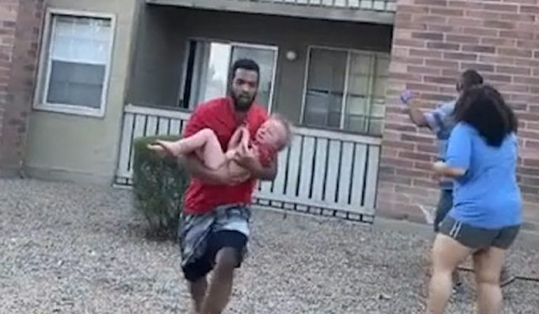 bambino salvato incendio appartamento usa
