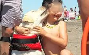 Bimbo salvato da un Labrador nel Lazio, in spiaggia