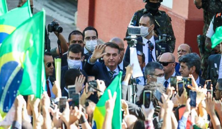 Coronavirus, Bolsonaro senza mascherina in eventi pubblici