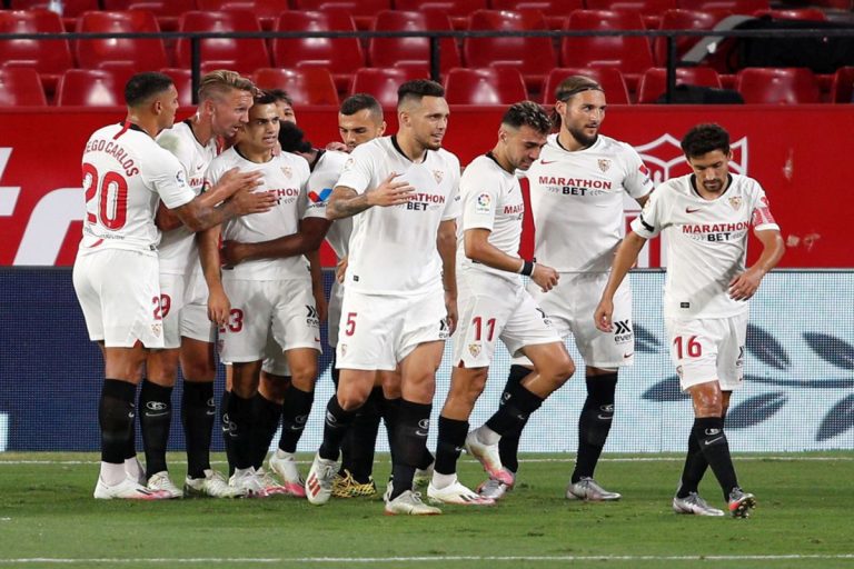 Calciatori del Siviglia durante l'esultanza dopo un gol