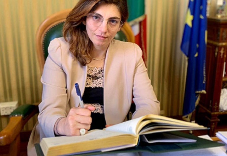 Laura Castelli annuncia l'addio agli acconti-saldi