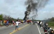 colombia rubano benzina da camion ribaltato ma esplode