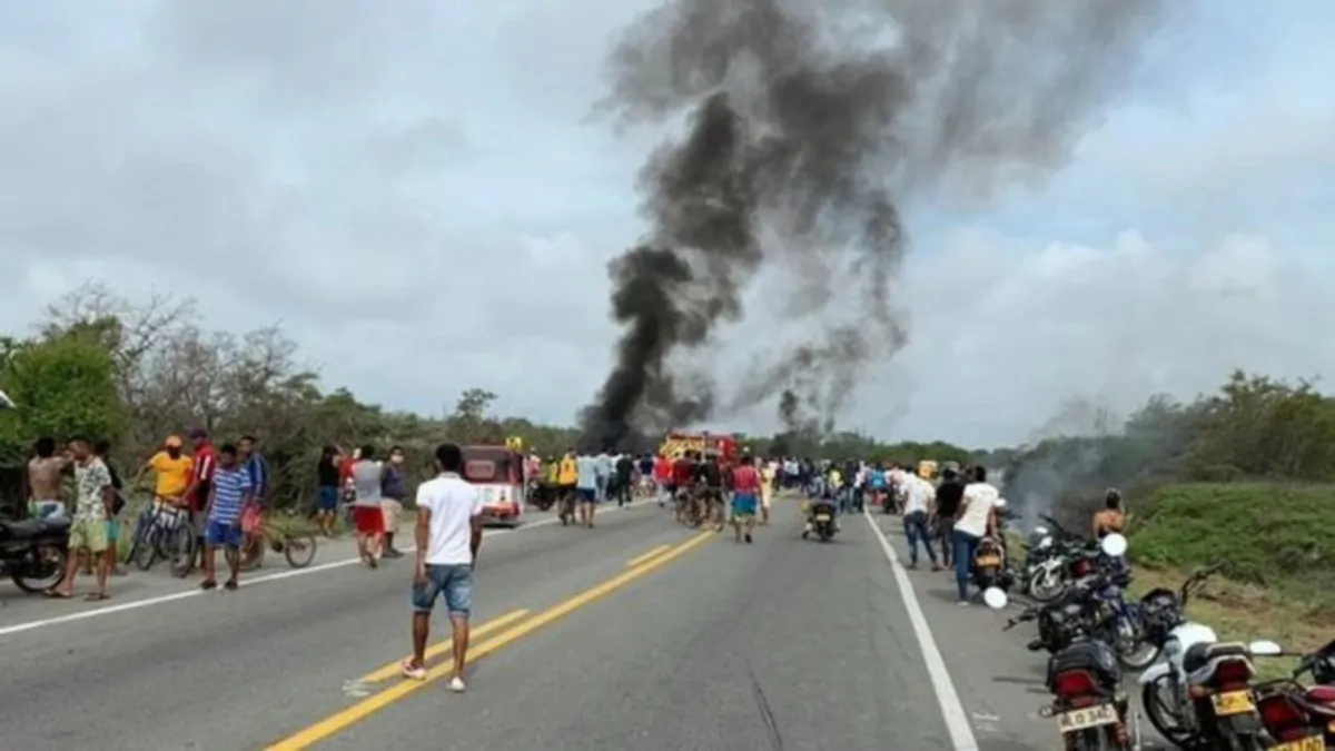 colombia rubano benzina da camion ribaltato ma esplode