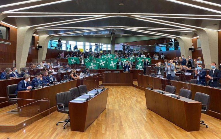 Applausi durante il Consiglio regionale della Lombardia, ieri 27 luglio