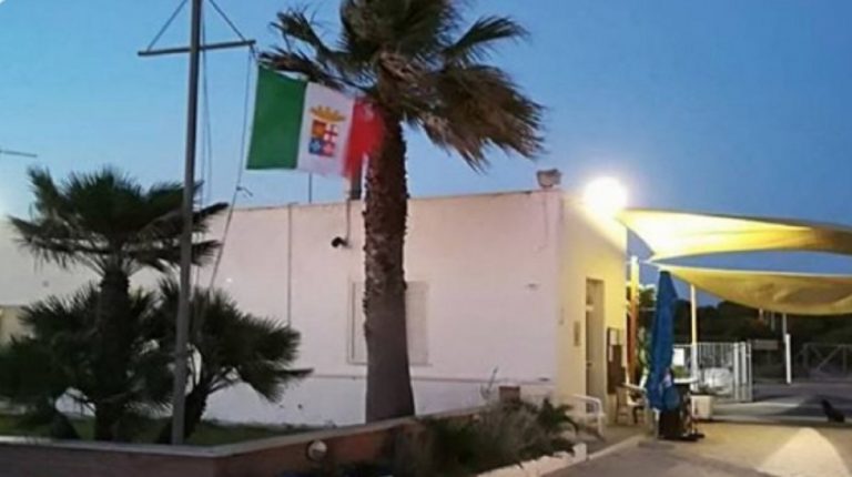 coppia gay stabilimento Marina Militare