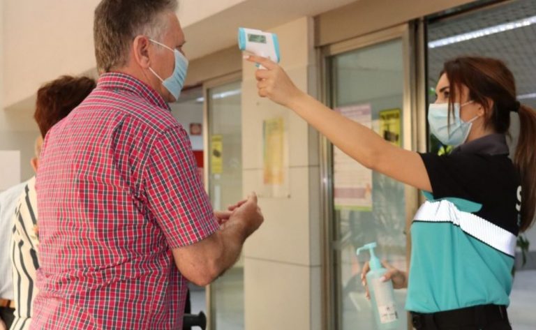 coronavirus, 70 focolai in spagna, mascherine in spiaggia in andalusia