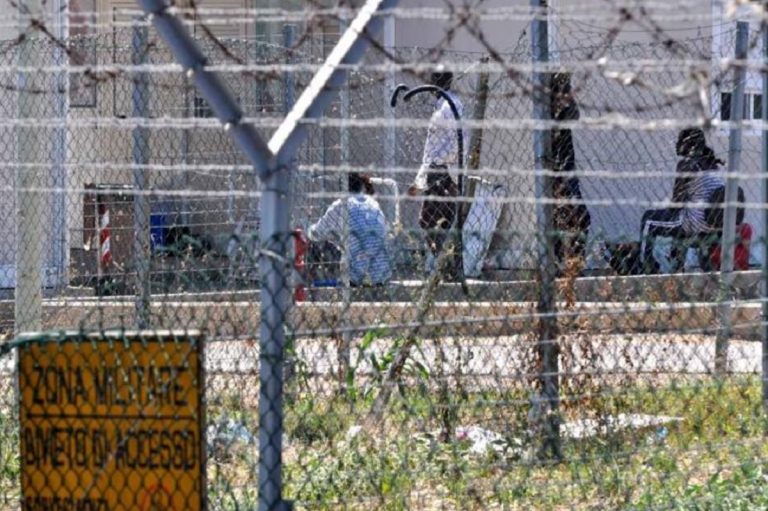 coronavirus negativi migranti cara bari