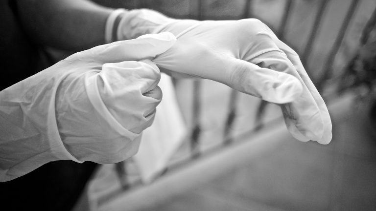 Coronavirus: i positivi 'per caso' sono un terzo dei contagi