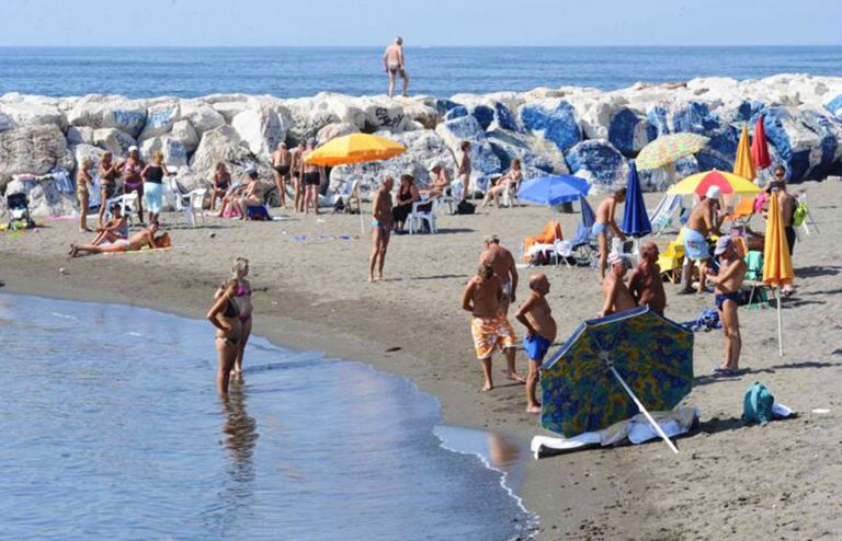 coronavirus-regole-spiagge-alberghi-piscine