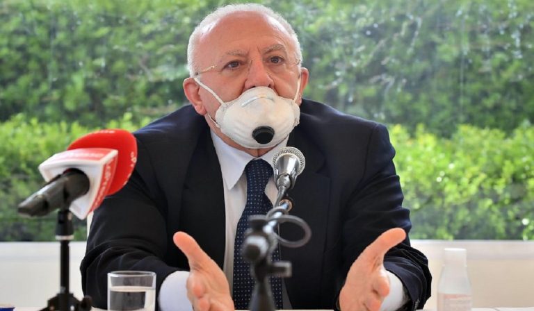 De Luca: "Con la mascherina sembro un monaco trappista"