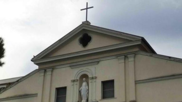 Donna partorisce in chiesa
