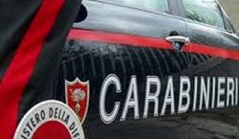 la uccide e da fuoco alla casa