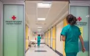 Campania, dottoressa aggredita fuori dall’ospedale: ha un infarto