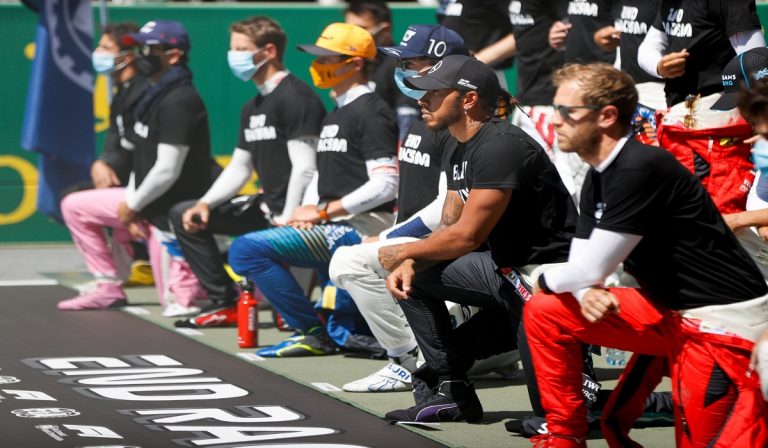 F1, piloti in ginocchio contro il razzismo