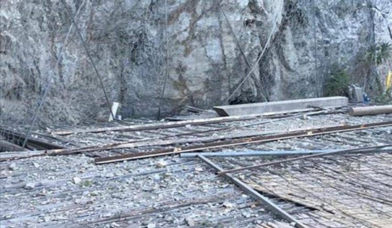 Frana in Costiera Amalfitana, paura tra i bagnanti