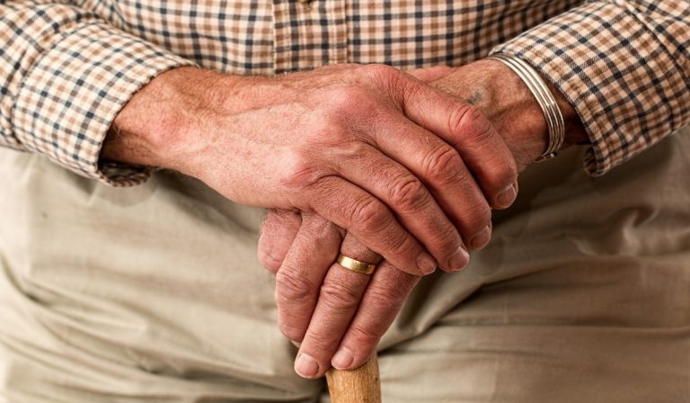 Roma, anziano trovato morto