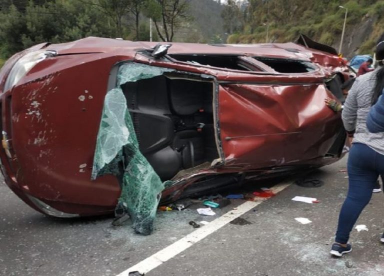 incidente, il poliziotto rassicura il bambino
