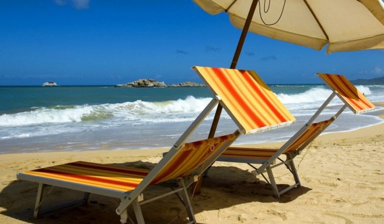 Sardegna, lite in spiaggia per gli ombrelloni