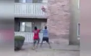 Madre getta figlio dal balcone incendio