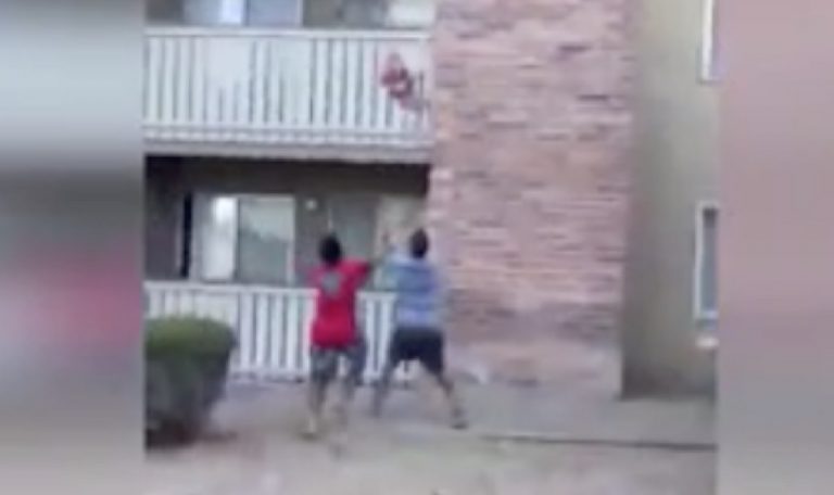 Madre getta figlio dal balcone incendio