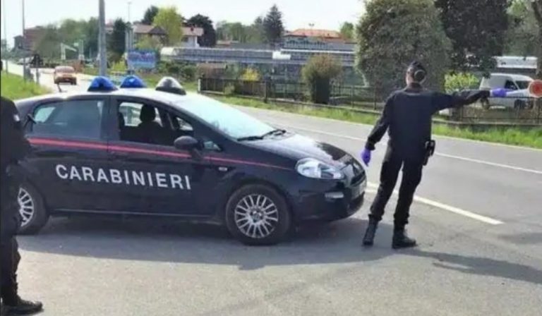 Migrante bacia una bimba di sei mesi in bocca. L'ira dei genitori