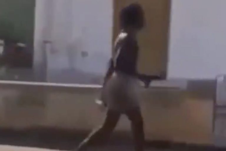 migrante nudo siracusa salvini