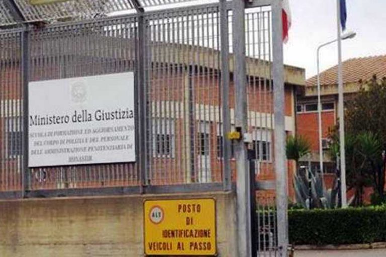 Migranti a Cagliari fuggono da quarantena