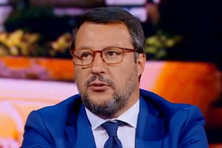 migranti col barboncino salvini