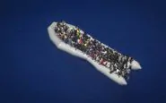 I 120 migranti a bordo del gommone in difficoltà