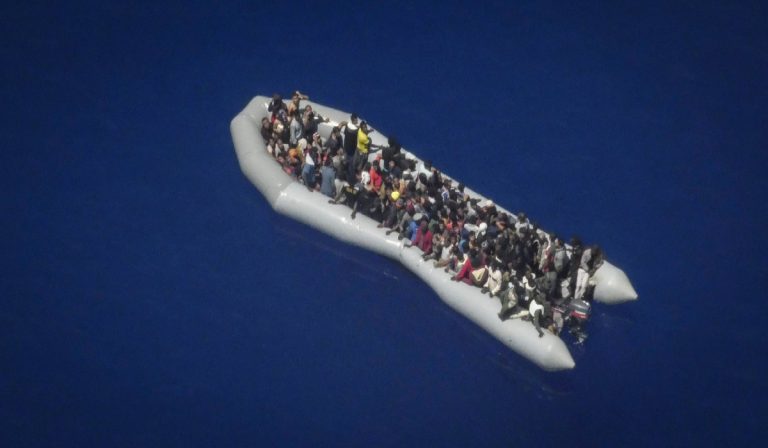 I 120 migranti a bordo del gommone in difficoltà