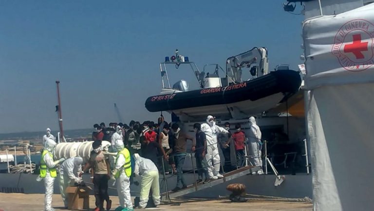 sbarco-migranti-pozzallo