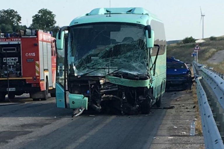 molise auto contro bus