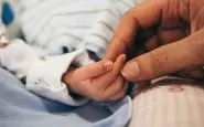 neonato rischia soffocare commessa