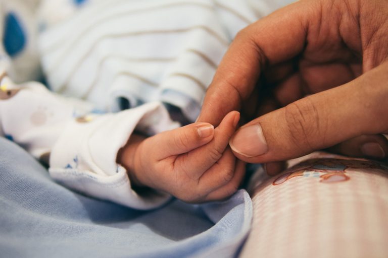 neonato rischia soffocare commessa