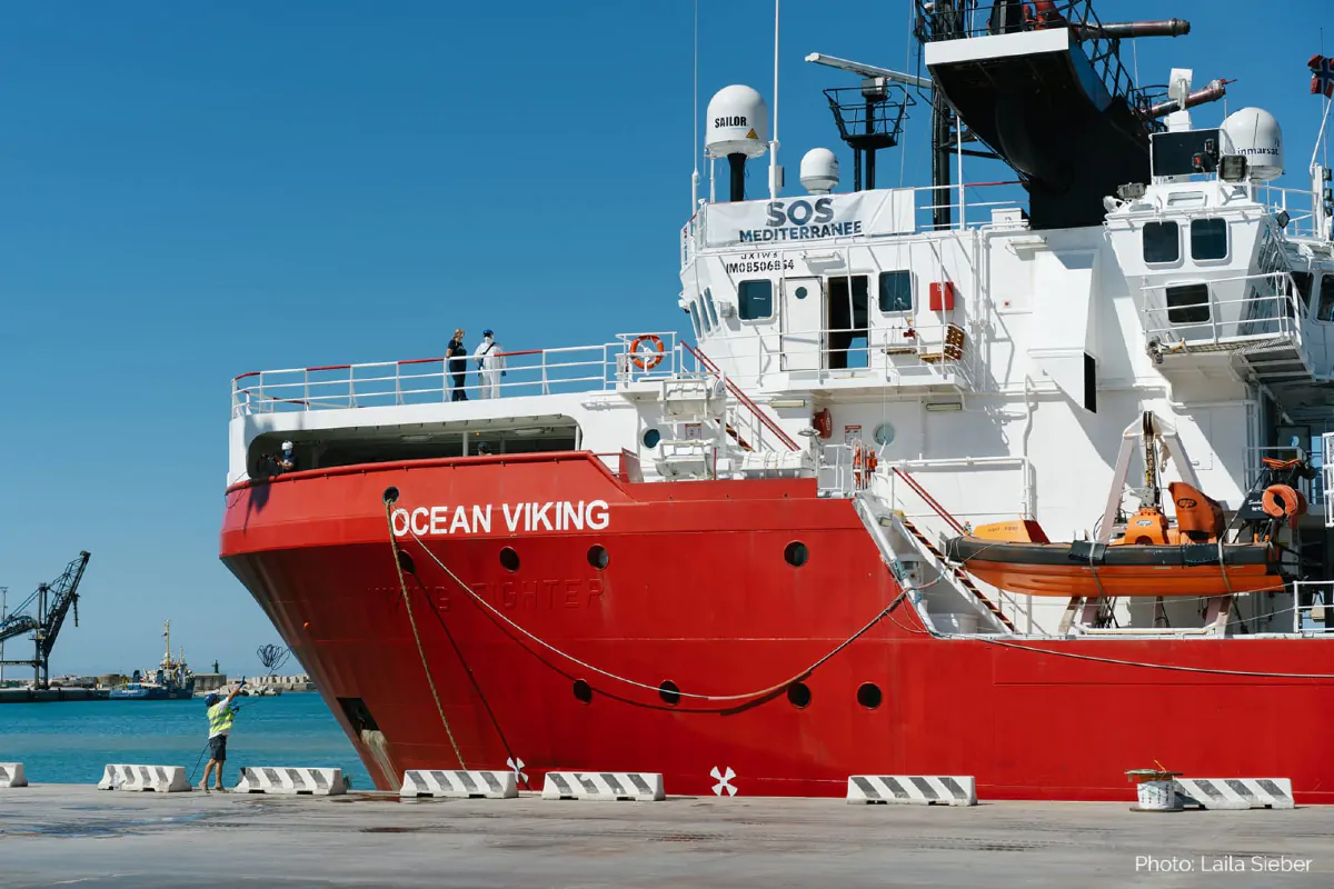 La nave Ocean Viking attraccata a Porto Empedocle