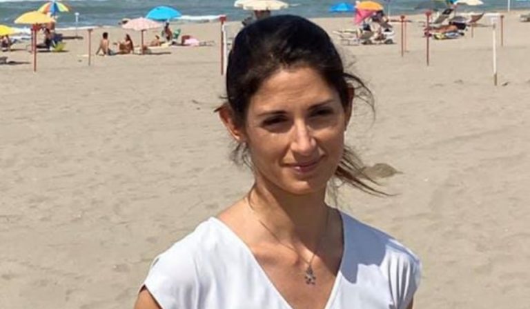 La sindaca Virginia Raggi risponde ai piccioni decapitati a Ostia