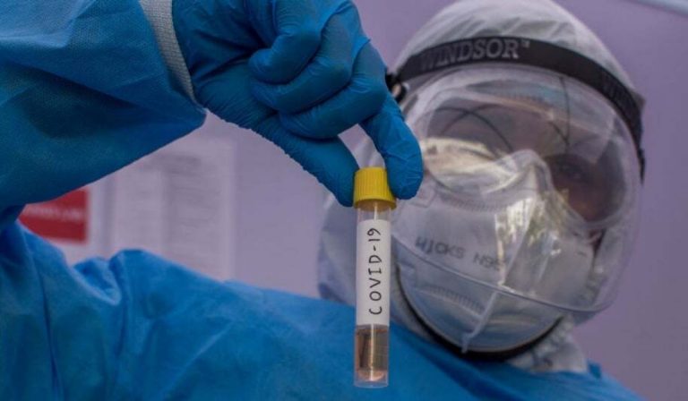 Vaccino anti Covid, per Oxford e Pomezia in commercio a inizio 2021