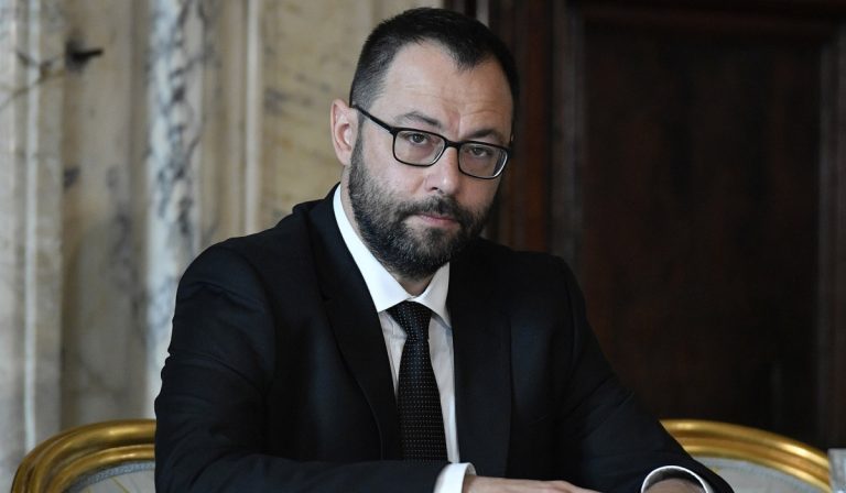 Il ministro Patuanelli risponde a un operaio che vende la Whirlpool su eBay