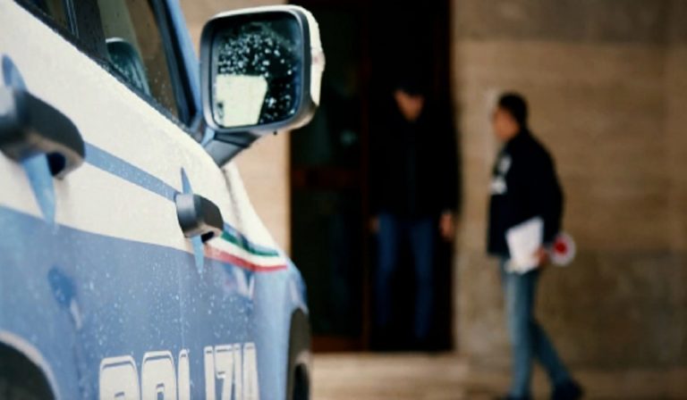 Thiene, uomo molesta due ragazze