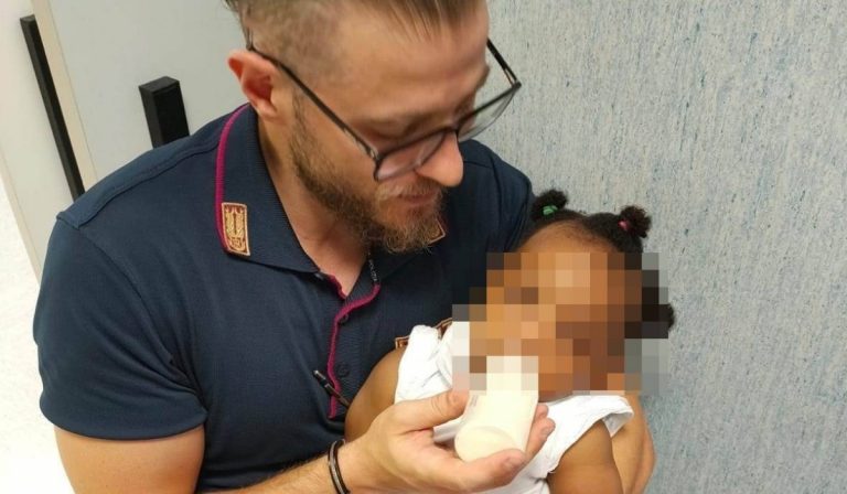 Poliziotto, accudisce la figlia mentre la mamma è in ospedale