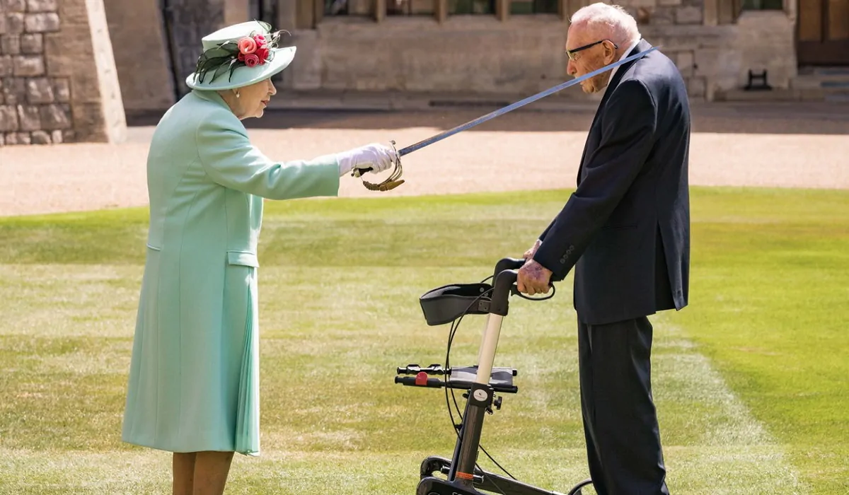 La Regina Elisabetta fa cavaliere Moore per la sua donazione