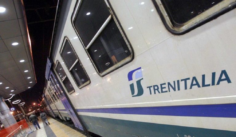 Covid, treni regionali su prenotazione