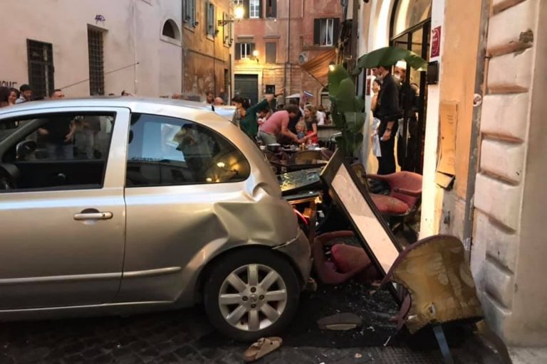 roma auto contro ristorante