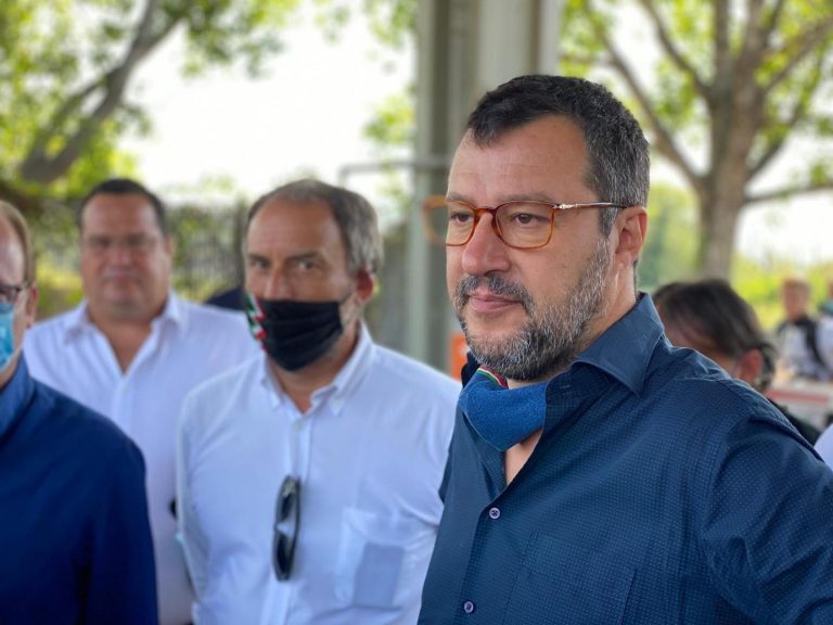 Salvini a Roma: "Chiudere i campi rom con un lucchetto"