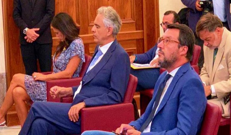 salvini saluto gomito